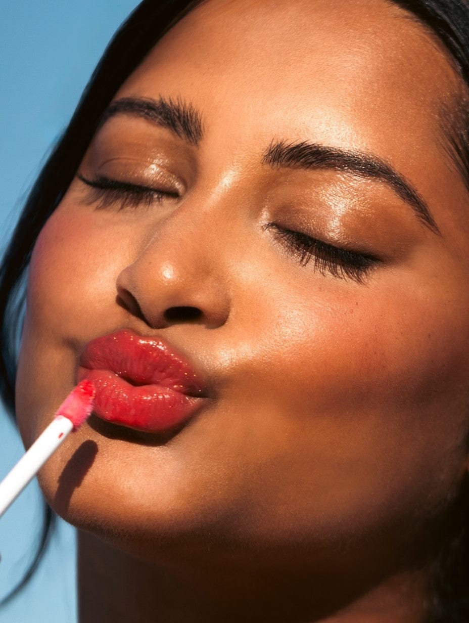 Go To Glossy Balm - Strawberry Summer - Strawberry Pink Shimmer - Model Image