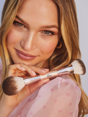 Duo Brush Face - Model Image